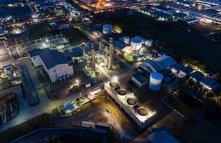 鸟瞰炼油厂和天然气炼油厂在夜间形成工业区。