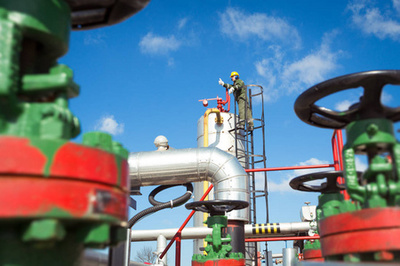 石油与天然气行业工人的核心角色与设备应用